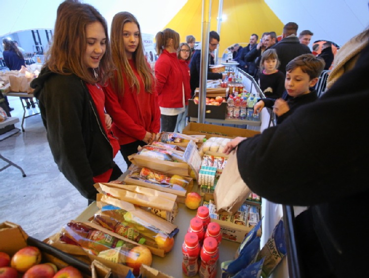 Zaprezentowano przykładowy pakiet żywieniowy pielgrzyma ŚDM